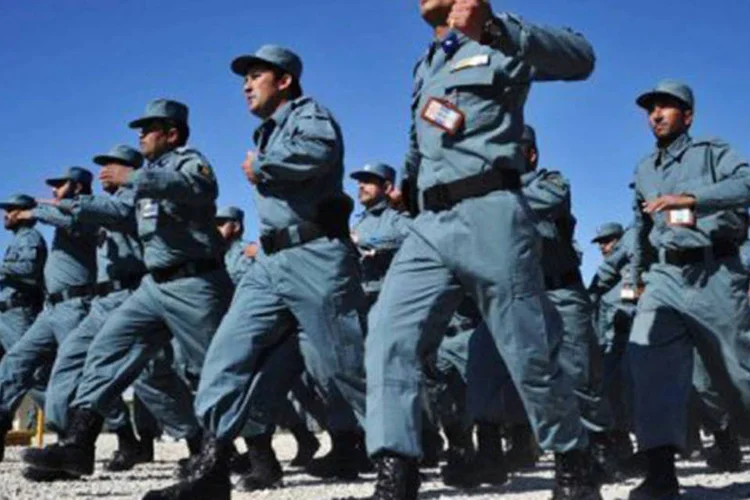 
	Policiais afeg&atilde;os em Jalalabad: nove terroristas tamb&eacute;m morreram no ataque, o que eleva o total de v&iacute;timas fatais a 53
 (Nurula Shirzada/AFP)