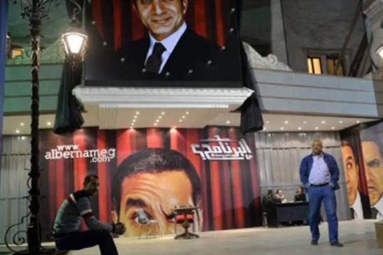 
	P&ocirc;steres com a imagem do humorista Bassem Youssef, em um teatro do Cairo: Bassem tamb&eacute;m foi acusado ontem
 (Khaled Desouki/AFP)