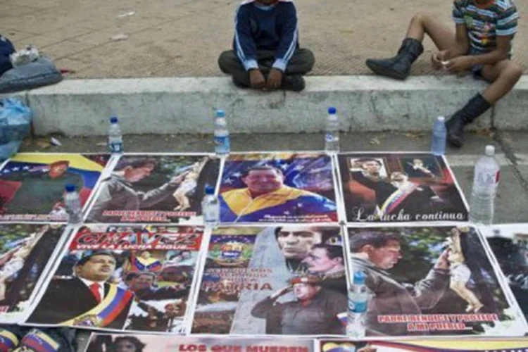 
	Crian&ccedil;as vendem p&ocirc;steres com a imagem de Ch&aacute;vez: as estat&iacute;sticas oficiais mostram que a pobreza na Venezuela caiu pela metade nos &uacute;ltimos 14 anos (Ronaldo Schemidt/AFP)