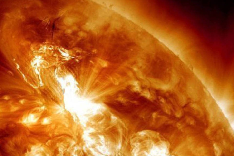 Terra pode ser atingida por erupção solar em forma de 'asa de pássaro' amanhã, alertam astrônomos