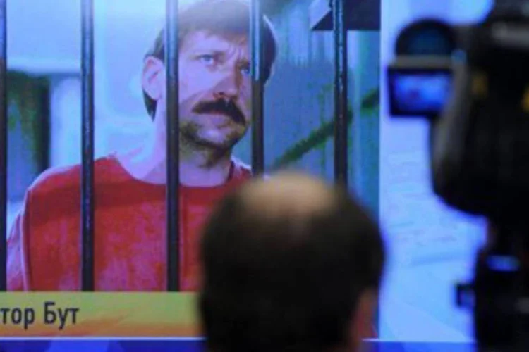 
	Jornalista filma teleconfer&ecirc;ncia com Viktor Bout em sua pris&atilde;o de Moscou: Bout foi um dos maiores contrabandistas de armas do mundo a partir da d&eacute;cada de 1990
 (Kirill Kudryavtsev/AFP)