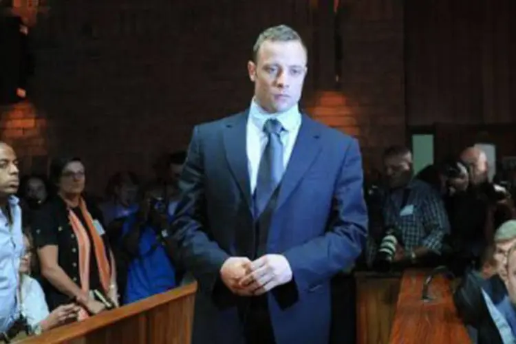 
	Oscar Pistorius, no tribunal de Pret&oacute;ria: na quarta-feira, o t&eacute;cnico do atleta falou sobre a retomada dos treinos

	
	
 (Alexander Joe/AFP)