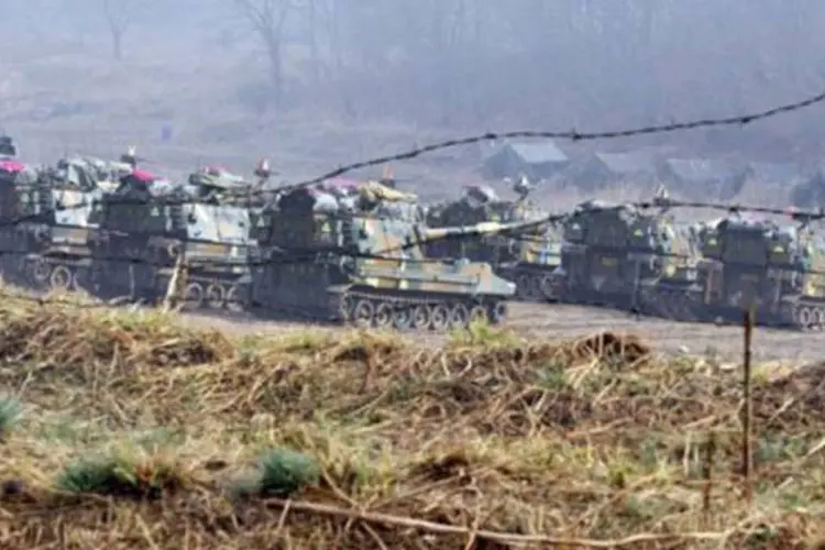 
	Tanques sul-coreanos em Paju, fronteira com o Norte: a Coreia do Sul conta com 2.400 tanques, enquanto o vizinho do Norte tem 4.100
 (Jung Yeon-Je/AFP)