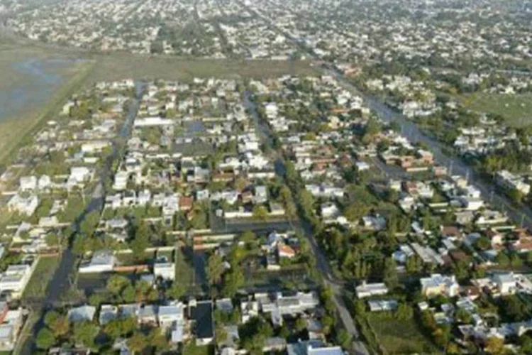 
	Bairro inundado em La Plata: os habitantes dos bairros mais atingidos come&ccedil;avam a retornar pouco a pouco aos seus lares, onde tudo ficou destru&iacute;do pela lama e pela &aacute;gua
 (Juan Mabromata/AFP)