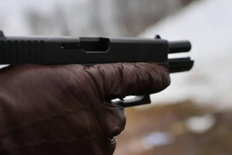 
	Estudante aprende a usar uma pistola, num campo de tiros localizado em Connecticut: a reforma foi aprovada por 105 votos a 44
 (Spencer Platt/AFP)
