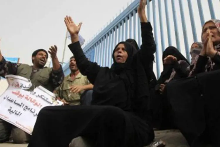 
	Palestinos participam de protesto contra a redu&ccedil;&atilde;o de ajuda pela ONU, em Rafah: eles invadiram o escrit&oacute;rio para reclamar o retorno de um pagamento mensal &agrave;s fam&iacute;lias pobres
 (Said Khatib/AFP)