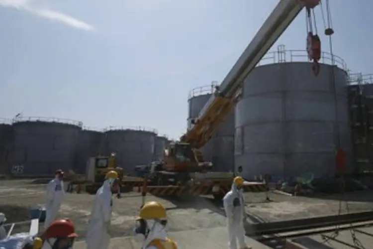 
	Funcion&aacute;rios trabalham na usina de Fukushima no dia 6 de mar&ccedil;o: os problemas se multiplicaram nas &uacute;ltimas semanas na central
 (Issei Kato/AFP)