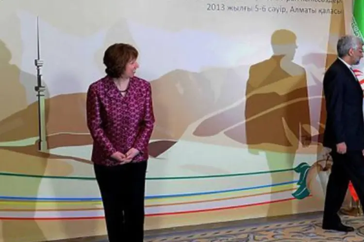 Catherine Ashton, chefe da diplomacia europeia, e o negociador iraniano Saeed JAlili em Almaty
 (Ilyas Omarov/AFP)