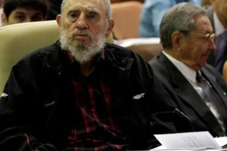 
	Fidel Castro ao lado do irm&atilde;o, Raul, que o sucedeu na presid&ecirc;ncia de Cuba: Fidel ressalta &quot;a gravidade de um fato t&atilde;o incr&iacute;vel e absurdo como &eacute; a situa&ccedil;&atilde;o criada na pen&iacute;nsula da Coreia&quot;
 (Ismael Francisco/AFP)