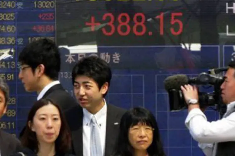 
	Painel da Bolsa de T&oacute;quio: o &iacute;ndice Nikkei&nbsp;encerrou com ganhos de 0,3%, aos 14.199,59 pontos
 (Kazuhiro Nogi/AFP)