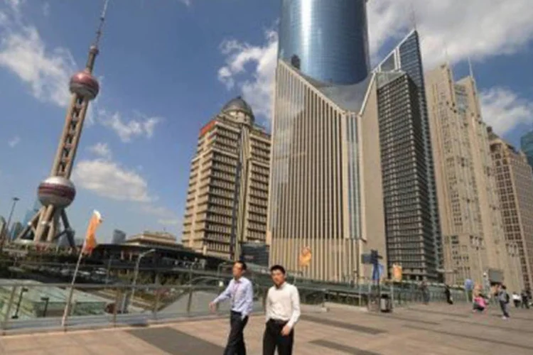 
	Pessoas caminham em outubro de 2012 pelo distrito financeiro de Xangai: em 2012, a economia chinesa cresceu 7,8%, o menor resultado nos &uacute;ltimos 13 anos
 (Peter Parks/AFP)
