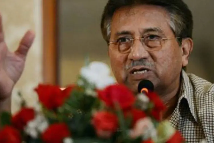 
	Pervez Musharraf fala &agrave; imprensa em Karachi no dia 27 de mar&ccedil;o: em&nbsp;opera&ccedil;&atilde;o supostamente ordenada por Musharraf, mas negada pelo mesmo, cerca de 100 pessoas morreram
 (Asif Hassan/AFP)