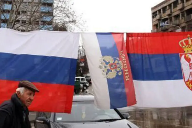 
	Homem em frente a uma bandeira da S&eacute;rvia em Kosovo:&nbsp;a rejei&ccedil;&atilde;o da oferta pode gerar uma estagna&ccedil;&atilde;o no processo de integra&ccedil;&atilde;o da S&eacute;rvia na UE.
 (Sasa Djordjevic/AFP)