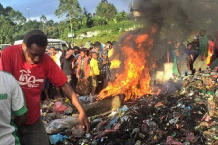 
	Mulher &eacute; queimada viva em Papua Nova Guin&eacute;: segundo Anistia Internacional, a cada ano s&atilde;o registrados 150 assassinatos relacionados com acusa&ccedil;&otilde;es de bruxaria
 (Post Courier/AFP)