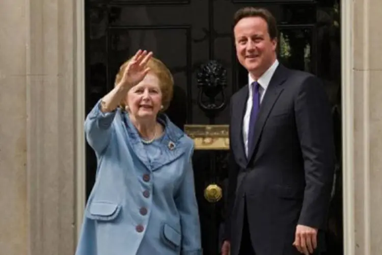 
	Margaret Thatcher e David Cameron em Downing Street no dia 8 de junho de 2010: Cameron cancelou sua viagem a Paris, prevista para esta tarde
 (Leon Neal/AFP)