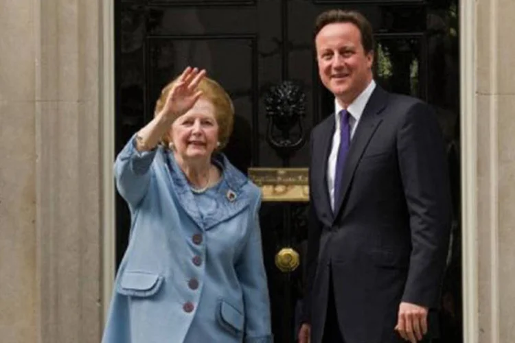 
	Margaret Thatcher e David Cameron em Downing Street no dia 8 de junho de 2010: Cameron cancelou sua viagem a Paris, prevista para esta tarde
 (Leon Neal/AFP)
