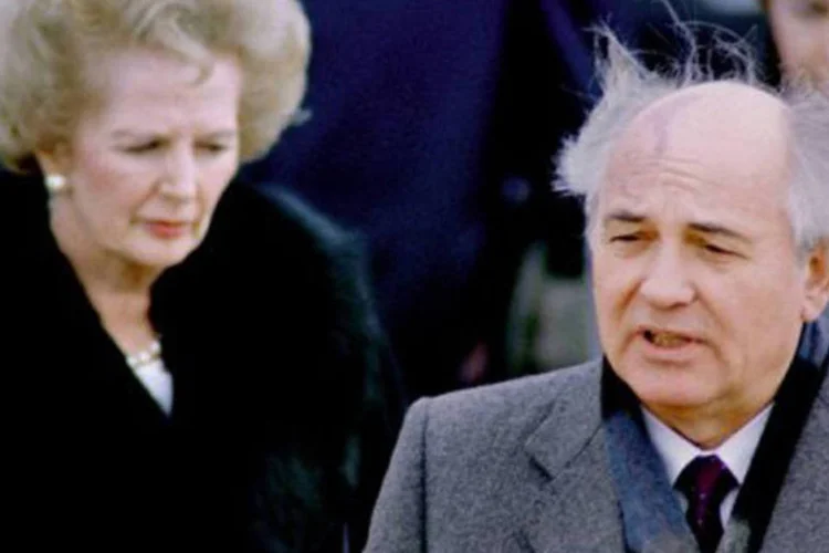 
	Margaret Thatcher e Mikhail Gorbachev em 1989: as rela&ccedil;&otilde;es privilegiadas de Thatcher com Reagan e Gorbachev permitiram que ela tivesse um papel-chave na Guerra Fria
 (Patrick Anderson/AFP)