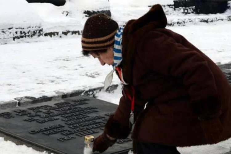 
	Mulher em Auschwitz visita t&uacute;mulo de v&iacute;tima do Holocausto: quase 500 sobreviventes tamb&eacute;m participaram na marcha
 (Janek Skarzynski/AFP)