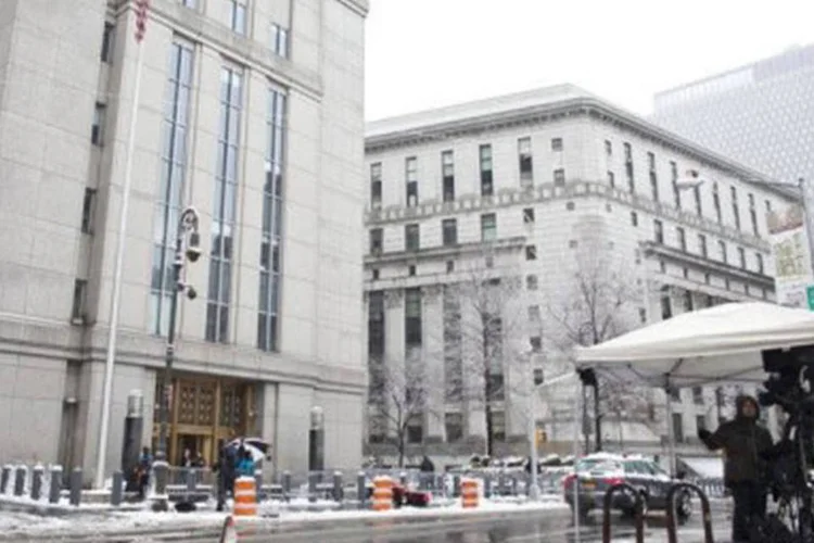 
	Imprensa diante do tribunal onde Sulaiman Abu Ghaith &eacute; julgado: ele &eacute; supostamente um dos chefes de propaganda da rede Al-Qaeda
 (Ramin Talaie/AFP)