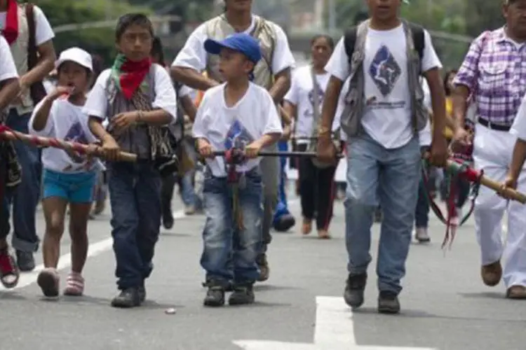 
	Marcha em apoio ao processo de paz na Col&ocirc;mbia em Medell&iacute;n: milhares de pessoas j&aacute; tomaram as ruas de forma pac&iacute;fica em v&aacute;rios pontos da capital colombiana
 (Raul Arboleda/AFP)