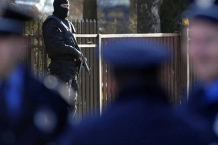 
	Policiais s&eacute;rvios nas ruas de Belgrado em abril de 2010: duas pessoas ficaram feridas com gravidade, entre elas o poss&iacute;vel autor do crime, um homem sexagen&aacute;rio&nbsp;
 (Andrej Isakovic/AFP)