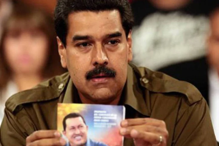 
	Maduro segura imagem de Ch&aacute;vez: &quot;eu vou cuidar por alguns anos, mas vai ser sempre a casa de Ch&aacute;vez&quot;, afirmou&nbsp;
 (AFP)