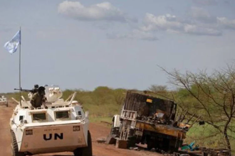 Soldados de força de paz perto de Abyei: ONU alertou em maio deste ano que cerca de 160 mil pessoas precisam de ajuda humanitária na região (Stuart Price/AFP)