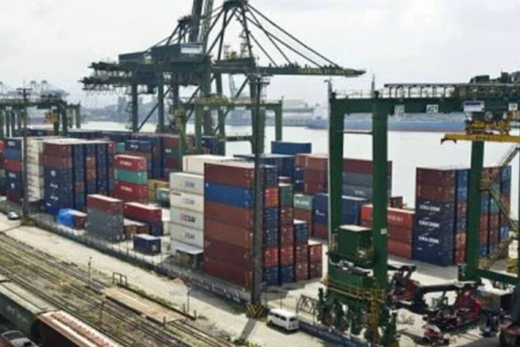 
	O porto de Santos &eacute; o maior da Am&eacute;rica Latina: Santos representa atualmente 25% do com&eacute;rcio exterior do Brasil e recebe a maior parte da produ&ccedil;&atilde;o de gr&atilde;os do pa&iacute;s
 (Nelson Almeida/AFP)