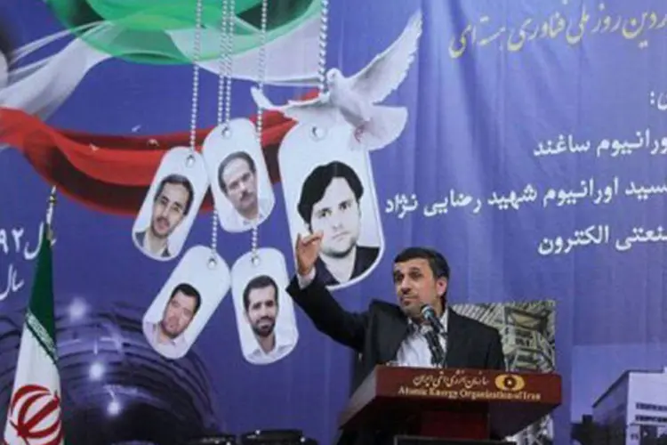 
	O presidente Mahmud Ahmadinejad discursa em Teer&atilde;: &quot;agora controlamos a cadeia completa de produ&ccedil;&atilde;o de energia nuclear&quot;, declarou
 (AFP)