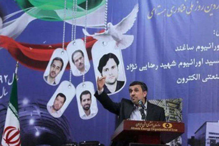 
	O presidente Mahmud Ahmadinejad discursa em Teer&atilde;: &quot;agora controlamos a cadeia completa de produ&ccedil;&atilde;o de energia nuclear&quot;, declarou
 (AFP)