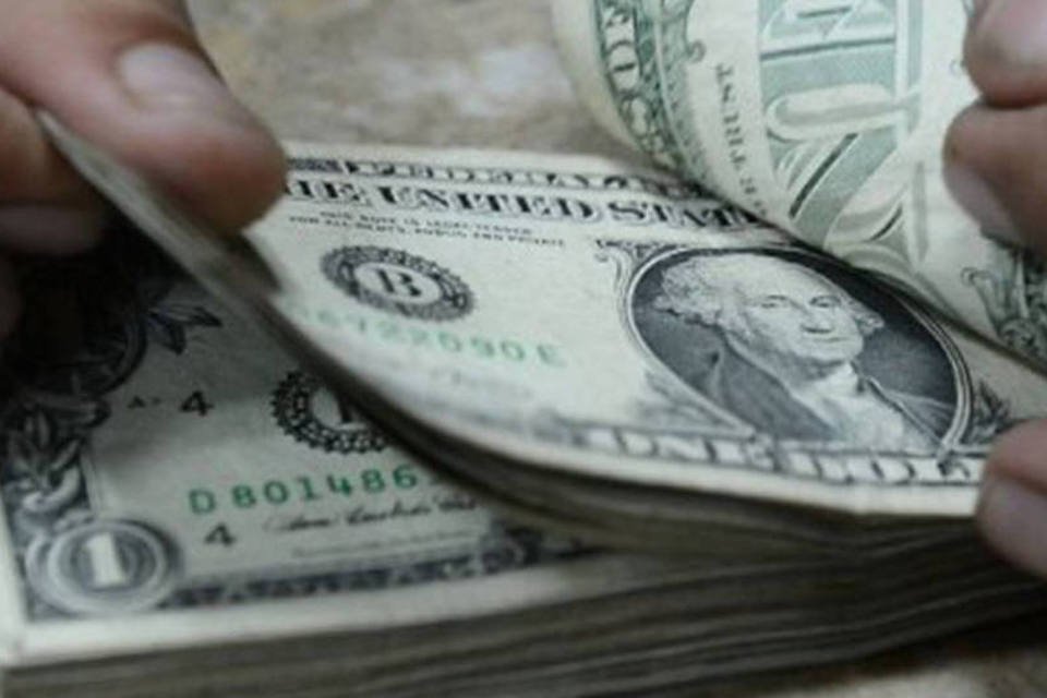 Sob influência externa, dólar cai após 5 sessões de alta