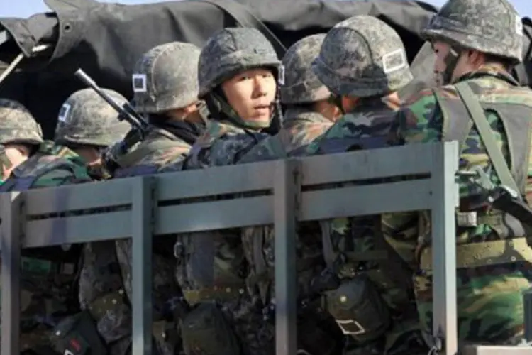 
	Soldados sul-coreanos em caminh&atilde;o militar na cidade fronteiri&ccedil;a de Paju: outras baterias antim&iacute;sseis tamb&eacute;m ser&atilde;o instaladas na ilha meridional de Okinawa (Jung Yeon-Je/AFP)
