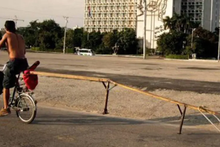 Homem anda de bicicleta em Havana: o casal fugiu pra Cuba
 (Adalberto Roque/AFP)