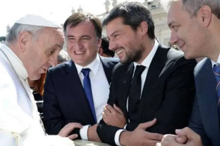 
	O Papa cumprimenta o presidente do San Lorenzo, Matias Lammens (c): a sauda&ccedil;&atilde;o em espanhol foi interpretada como um gesto carinhoso em rela&ccedil;&atilde;o ao clube
 (AFP)