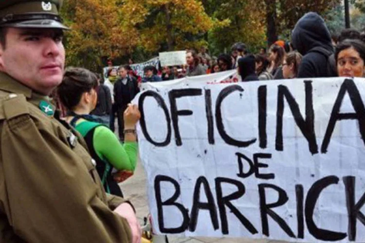 
	Ambientalistas protestam em Santiago contra o projeto Pascua Lama: eles alegam que o projeto n&atilde;o cumpre com v&aacute;rias medidas para impedir o impacto ambiental
 (AFP)