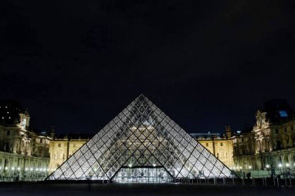 Greve contra batedores de carteiras fecha o Louvre