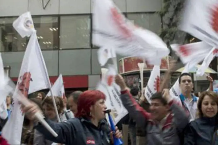 
	Funcion&aacute;rios da Codelco protestam em Santiago contra o governo chileno: o setor minerador chileno representa quase 60% de todas as exporta&ccedil;&otilde;es do Chile (Martin Bernetti/AFP)