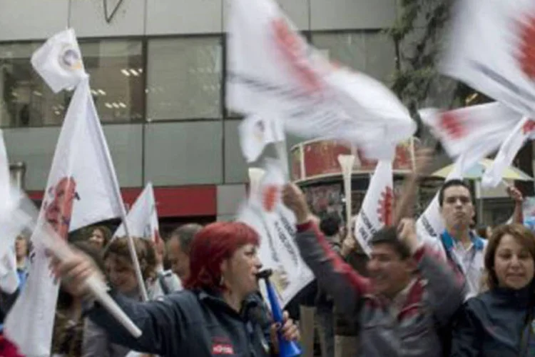 
	Funcion&aacute;rios da Codelco protestam em Santiago contra o governo chileno: o setor minerador chileno representa quase 60% de todas as exporta&ccedil;&otilde;es do Chile (Martin Bernetti/AFP)