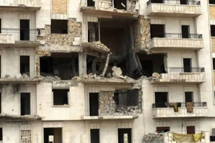 
	Pr&eacute;dio destru&iacute;do na cidade de Alepo: a viol&ecirc;ncia n&atilde;o d&aacute; tr&eacute;gua no pa&iacute;s
 (Dimitar Dilkoff/AFP)
