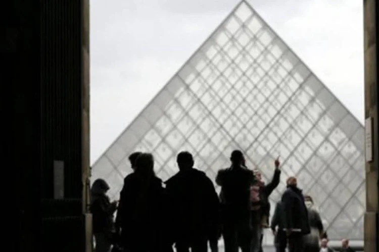 Entrada do museu do Louvre: de acordo com agentes do Louvre, muitos ladrões são menores de idade procedentes do leste europeu  (Kenzo Tribouillard/AFP)