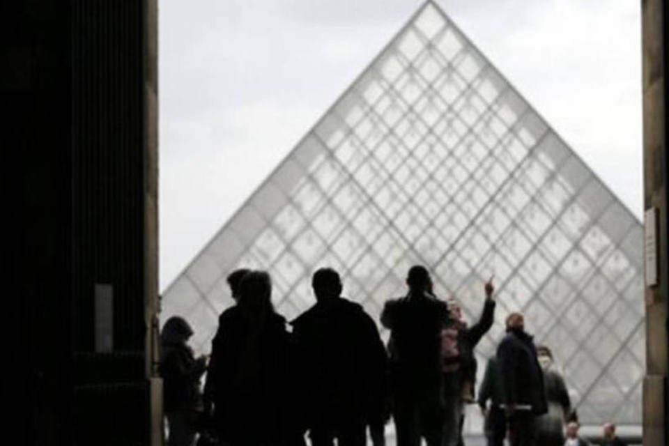 Museu do Louvre reabre com reforço policial