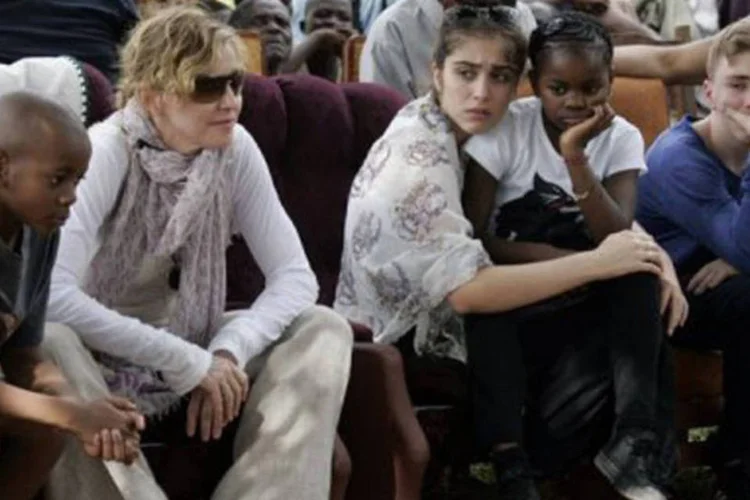 
	Madonna com os filhos David Banda, Lourdes, Mercy James e Rocco no Malau&iacute; em 2 de abril de 2013: dois deles foram adotados no pa&iacute;s, um dos mais pobres da &Aacute;frica
 (Amos Gumulira/AFP)