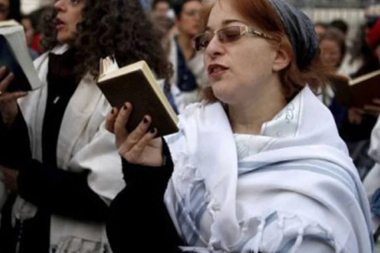 
	Mulheres rezam usando talits de ora&ccedil;&atilde;o com franjas, algo proibido pelo Tribunal Supremo: elas querem acesso a todos ao Muro das Lamenta&ccedil;&otilde;es
 (Gali Tibbon/AFP)