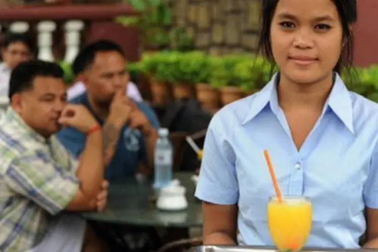 
	Suco de laranja &eacute; servido em um restaurante cambojano: o Brasil controla 70% da produ&ccedil;&atilde;o de laranjas do mundo, afirma o estudo
 (Tang Chhin Sothy/AFP)