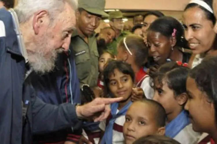 
	Fidel conversa com crian&ccedil;as na inaugura&ccedil;&atilde;o da escola: o centro de ensino foi constru&iacute;do por sua iniciativa pessoal para beneficiar 140 crian&ccedil;as
 (AFP)