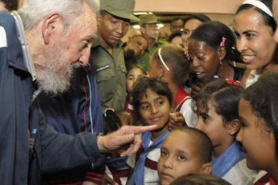 Fidel inaugura escola em Havana