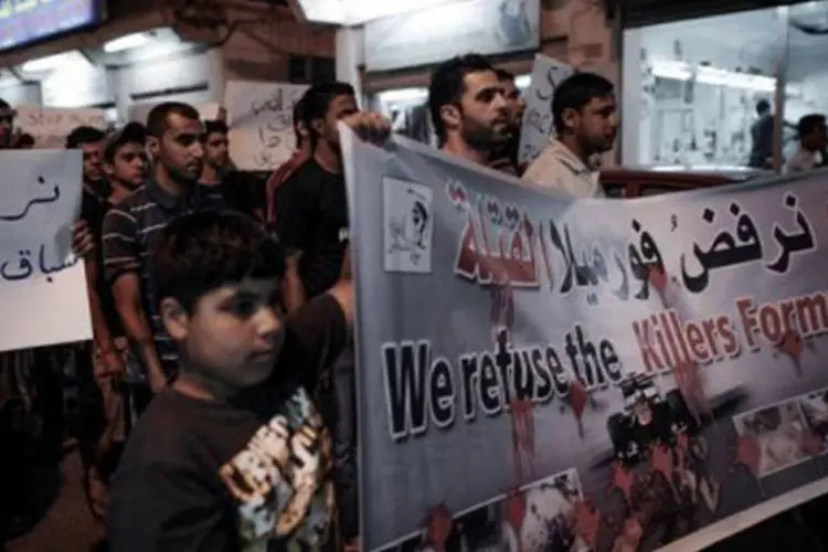 
	Protesto contra o GP de F&oacute;rmula 1 do Bahrein em Manama: &quot;o povo quer a queda do regime&quot;, &quot;Abaixo Hamad&quot;, o rei do Bahrein, gritavam os manifestantes
 (Mohammed al-Shaikh/AFP)