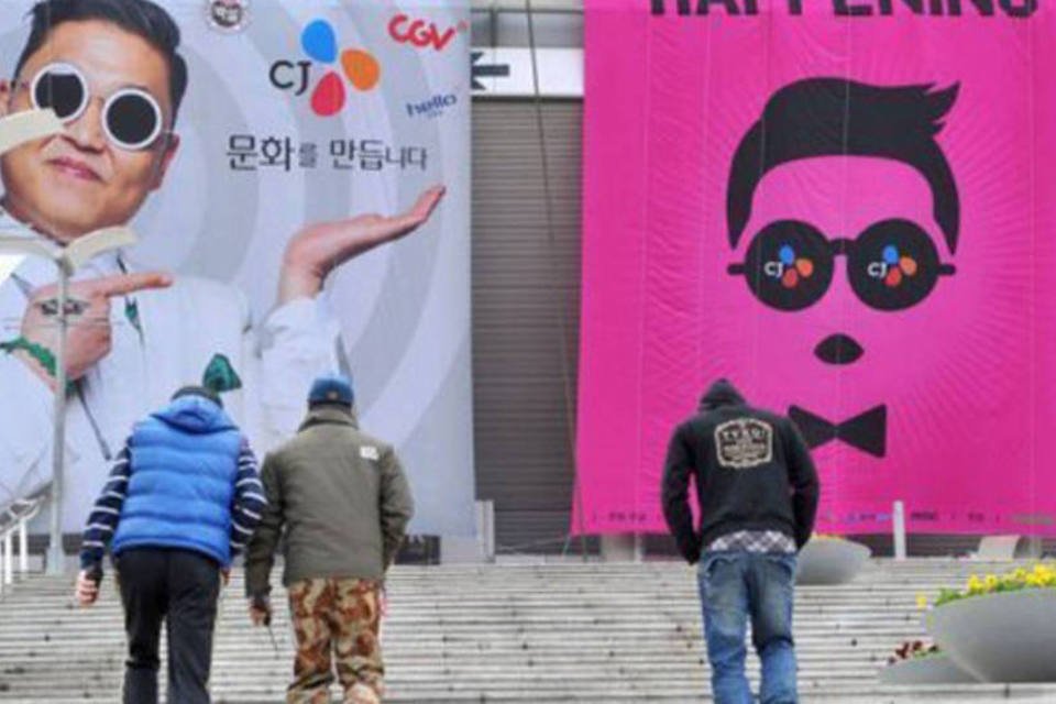 
	Banners informam sobre show de Psy em Seul para o lan&ccedil;amento de seu novo hit &quot;Gentleman&quot;: &quot;vou te fazer suar. Vou te fazer se molhar. Sabem quem eu sou? O Psy molhadinho&quot;, &eacute; um trecho da letra
 (Kim Jae-Hwan/AFP)