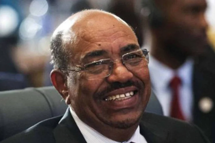 
	O presidente sudan&ecirc;s Omar al Bashir: O juiz Hans Fabricius proibiu no domingo a sa&iacute;da de Bashir da &Aacute;frica do Sul at&eacute; decidir sobre um pedido judicial de um grupo de direitos humanos, que pede a pris&atilde;o do presidente
 (Gianluigi Guercia/AFP)