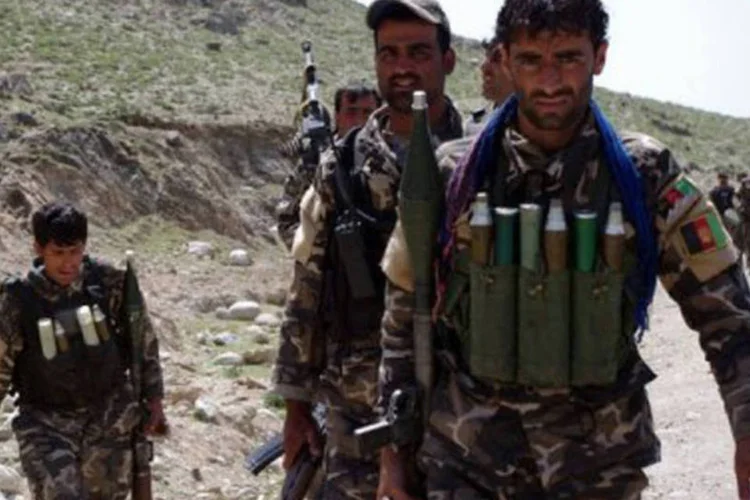 
	For&ccedil;as de seguran&ccedil;a afeg&atilde;s em uma opera&ccedil;&atilde;o na prov&iacute;ncia de Laghman: o posto avan&ccedil;ado do Ex&eacute;rcito foi destru&iacute;do no ataque
 (Waseem Nikzad/AFP)